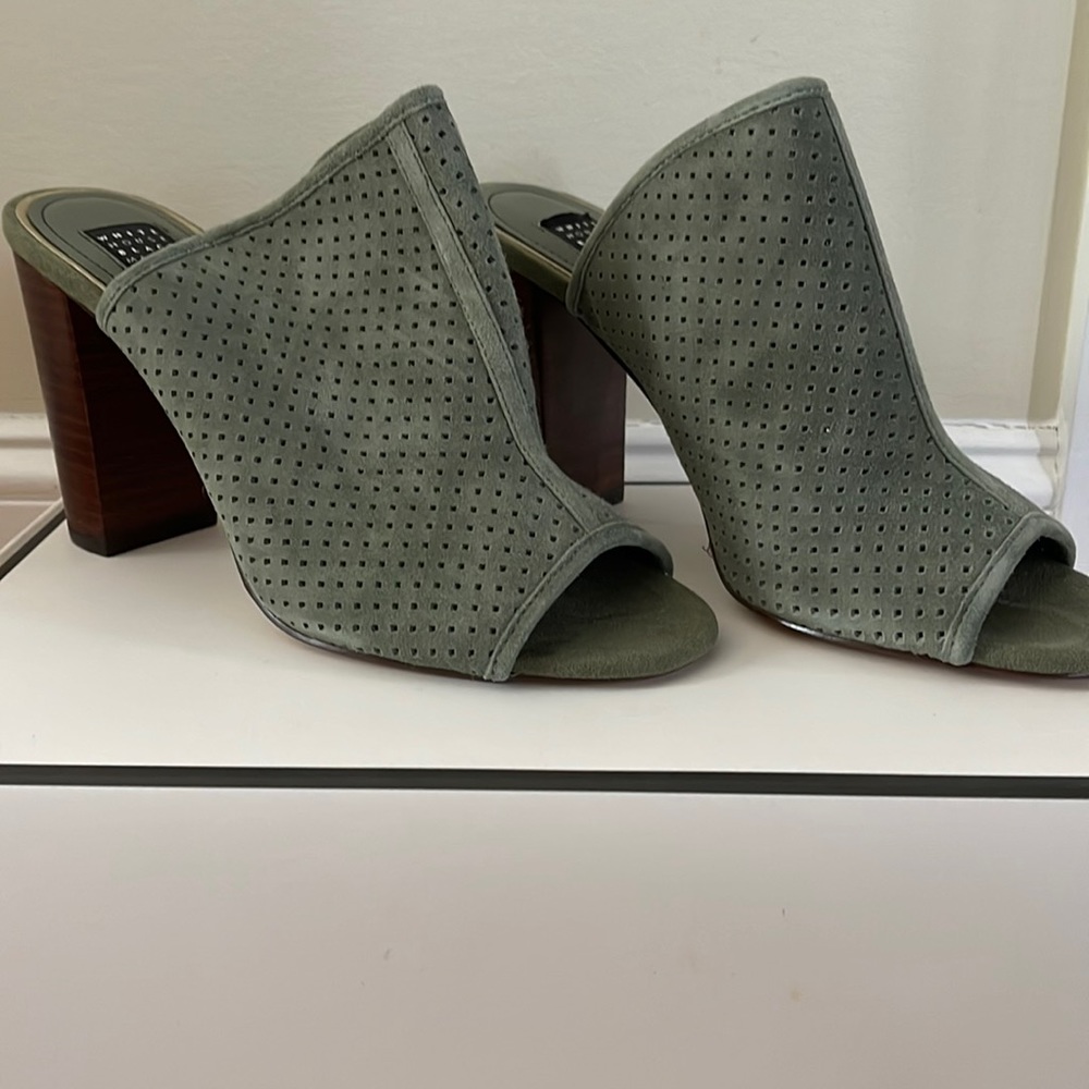 White House Black Market Mackenna Mule, size 7, green